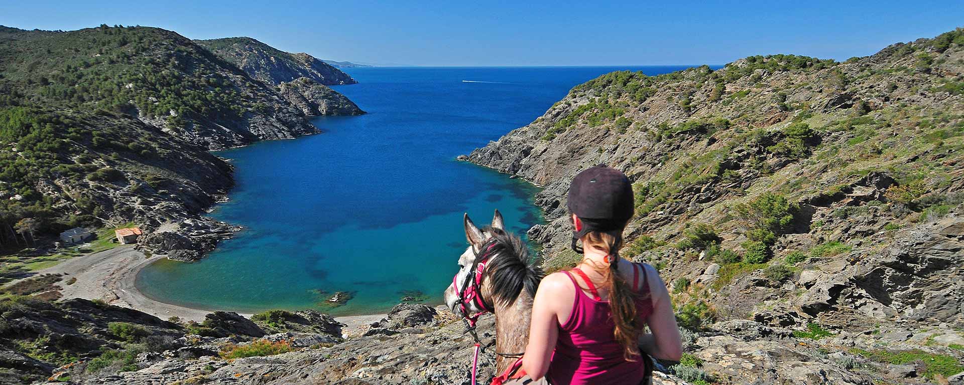  Relaxed riding across a paradisiacal coastline