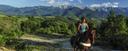 Malerische Landschaft Pyrenäen zu Pferd